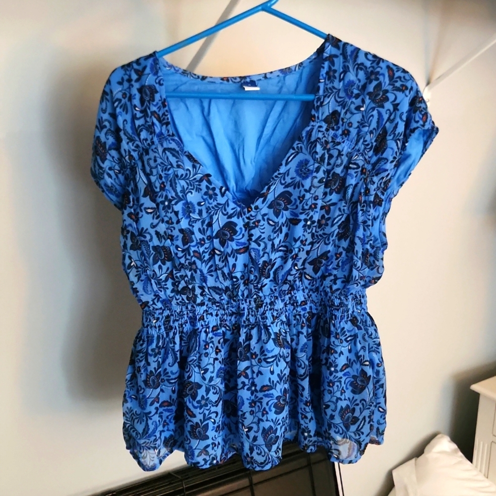 Old Navy patterned peplum top - size M like new